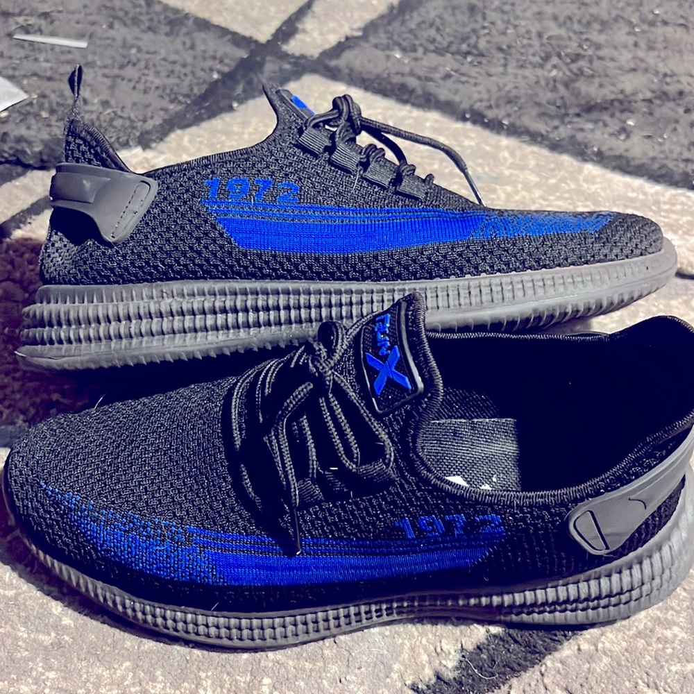 Mens size 10 RunX shoes black w blue